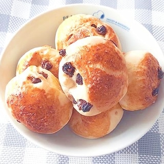 手ごねで作る！ノンバターのプチレーズンパン♪